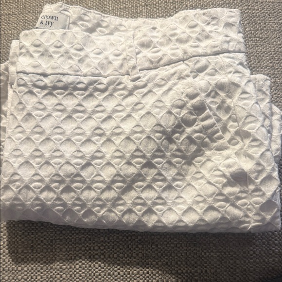 Crown & Ivy White Textured Scalloped Shorts - Picture 5 of 5